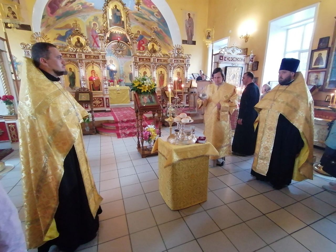 Всенощное бдение в канун праздника первоверховных апостолов Петра и Павла 