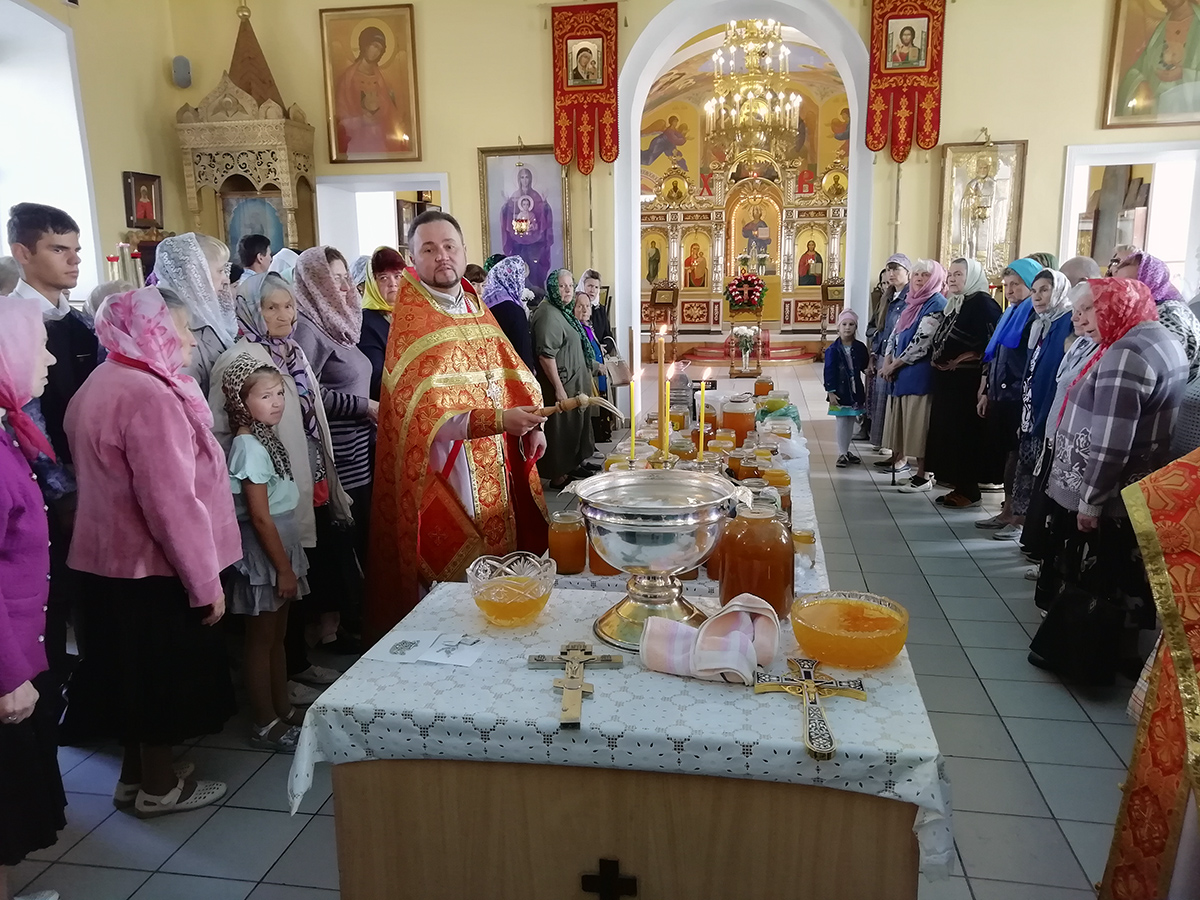 Празднование Происхождения (изнесения) Честных Древ Животворящего Креста Господня
