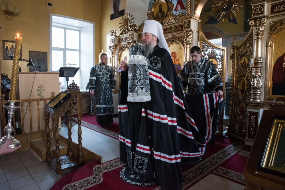  Митрополит Серафим совершил повечерие с чтением Великого канона преподобного Андрея Критского в Никольском храме в Терновке