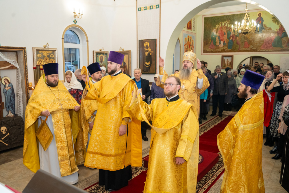 В Неделю 22-ю по Пятидесятнице митрополит Серафим совершил литургию в Троицком храме деревни Камайка
