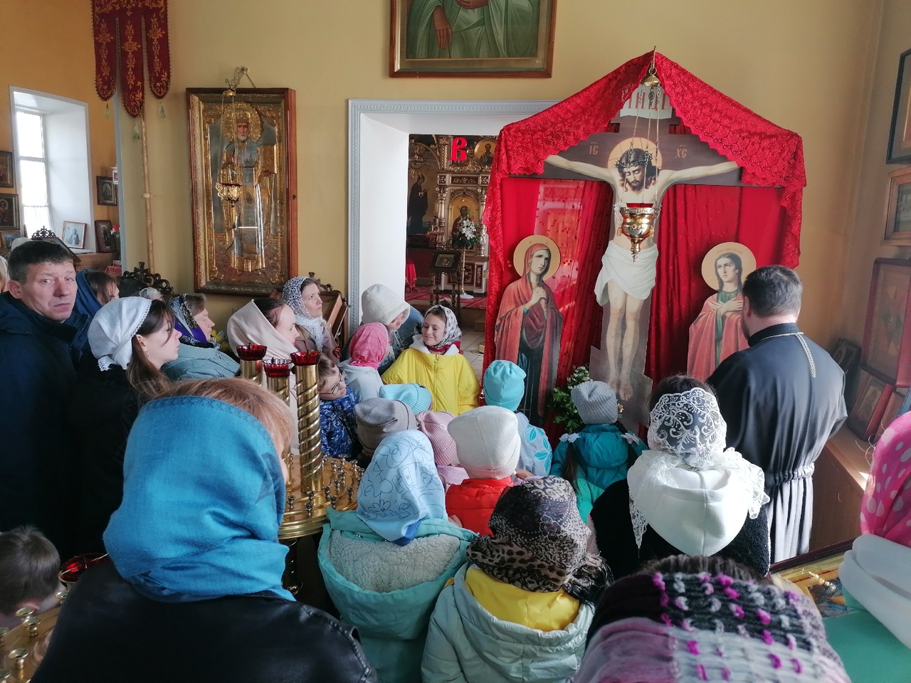 В День Победы школьники со своими родителями посетили Никольский храм