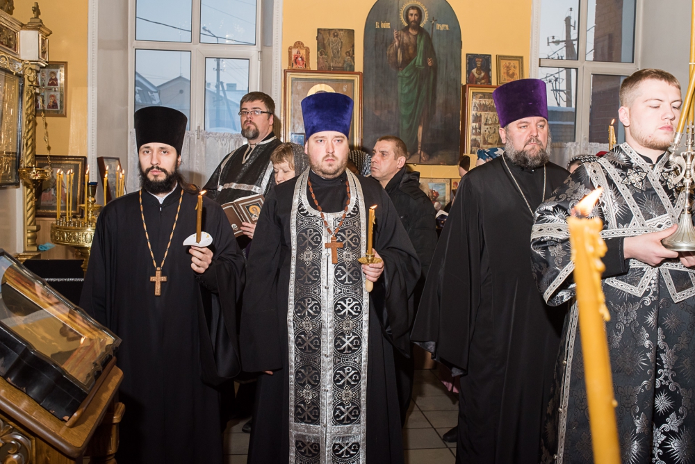 В среду первой седмицы Великого поста митрополит Серафим совершил повечерие с чтением Великого канона прп. Андрея Критского в Никольском храме в Терновке