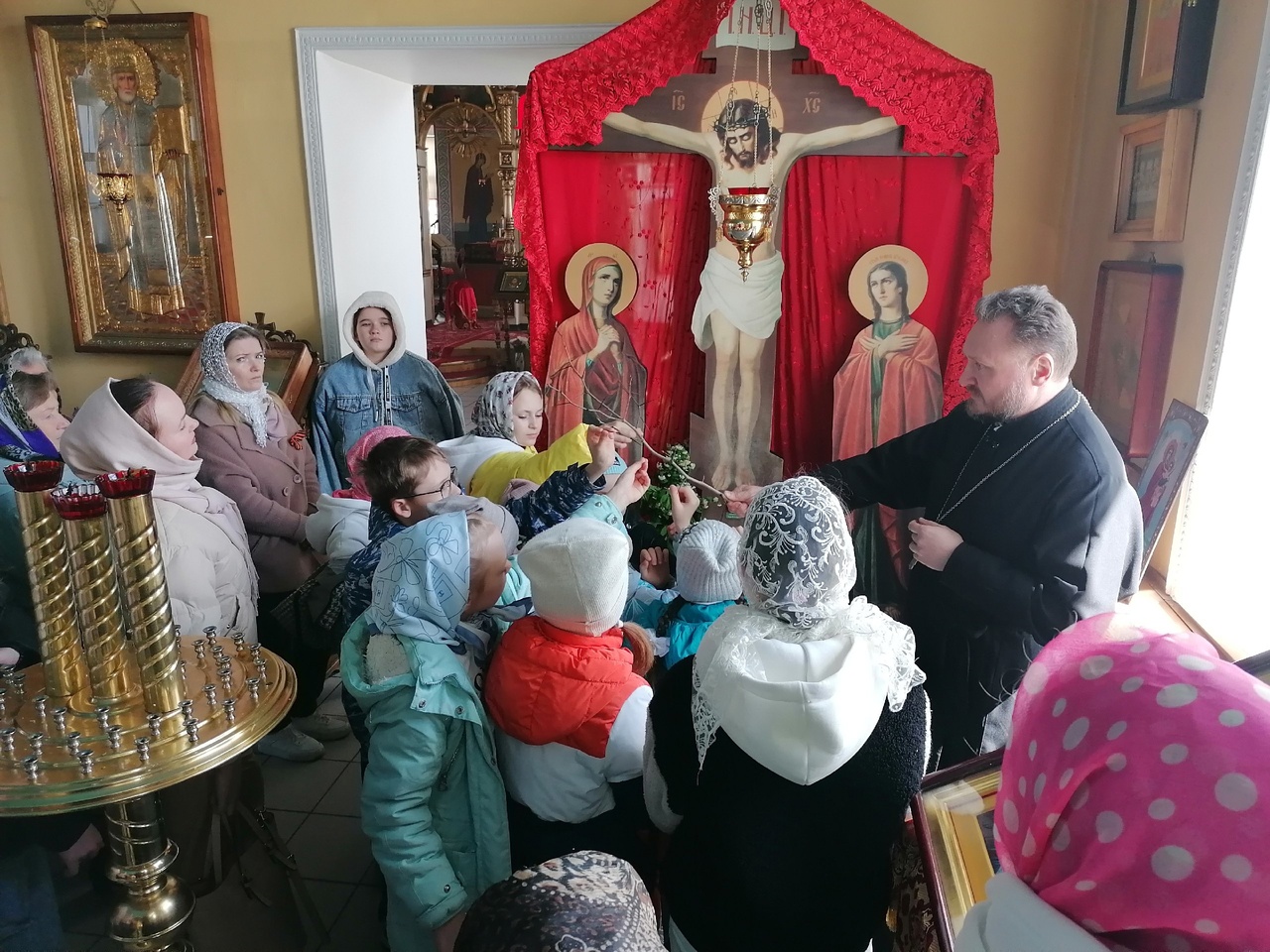 В День Победы школьники со своими родителями посетили Никольский храм