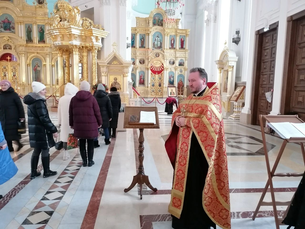 Иерей Сергий Карасёв совершил акафист святым Царственным страстотерпцам в Кафедральном соборе