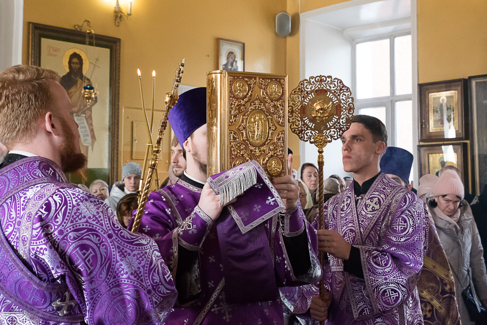 В Неделю Крестопоклонную митрополит Серафим совершил литургию в нашем храме