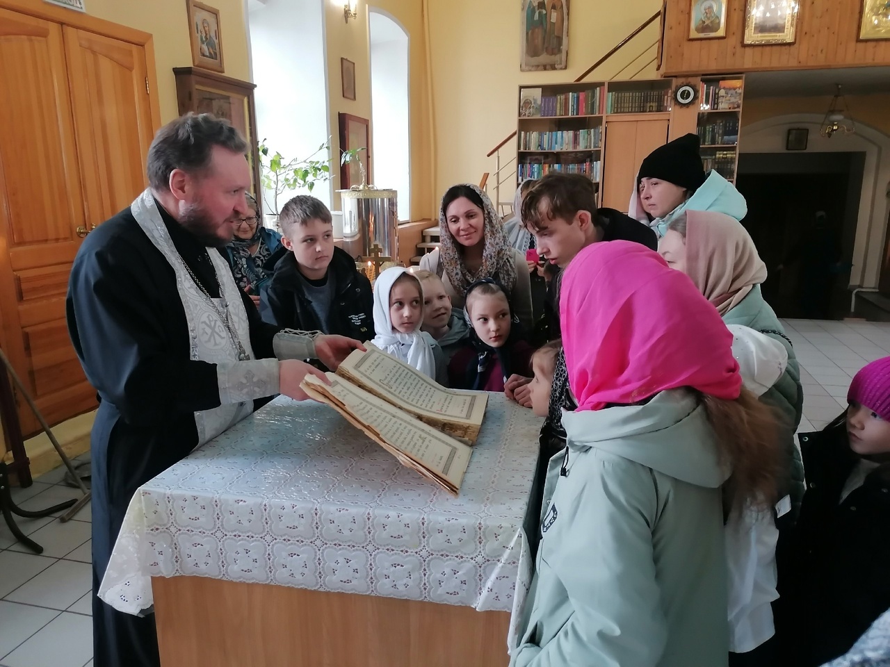 Иерей Сергий Карасёв встретился с учениками средней школы №1 города Спутник