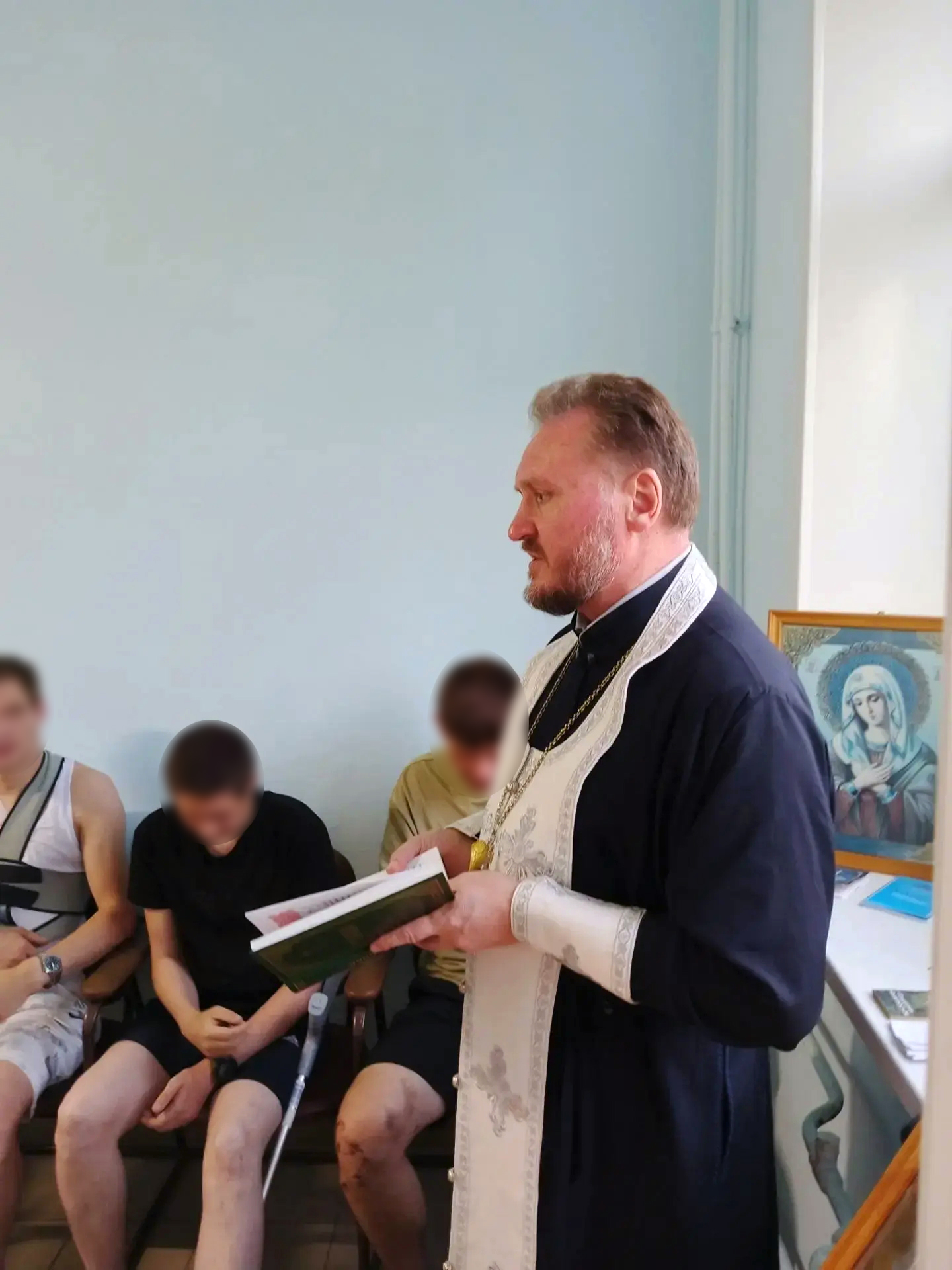 Священники посетили раненых СВО
