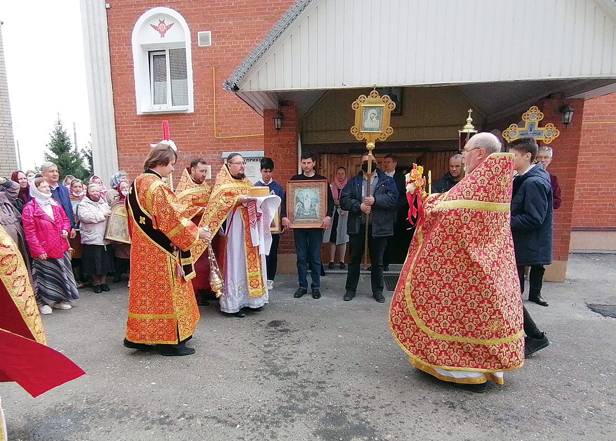 В понедельник Светлой седмицы протоиерей Александр Филиппов совершил Божественную литургию