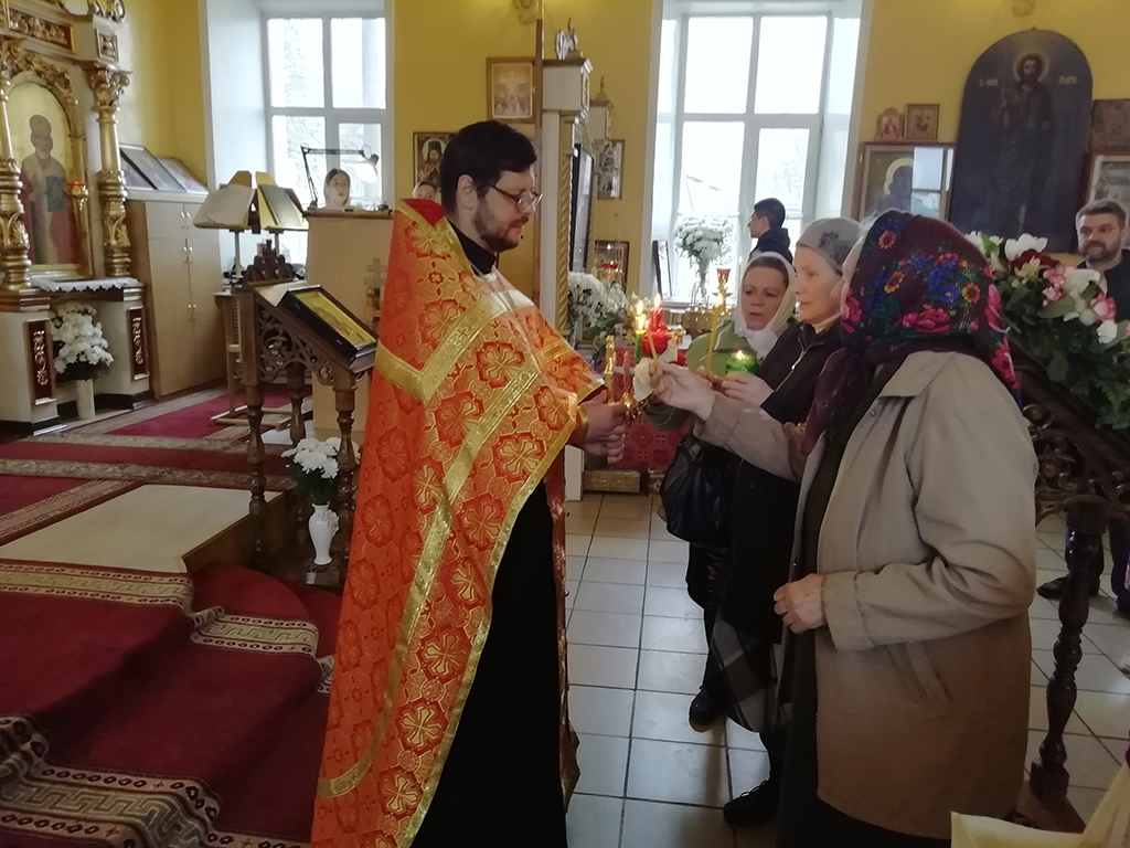 Раздача Благодатного огня за вечерней службой