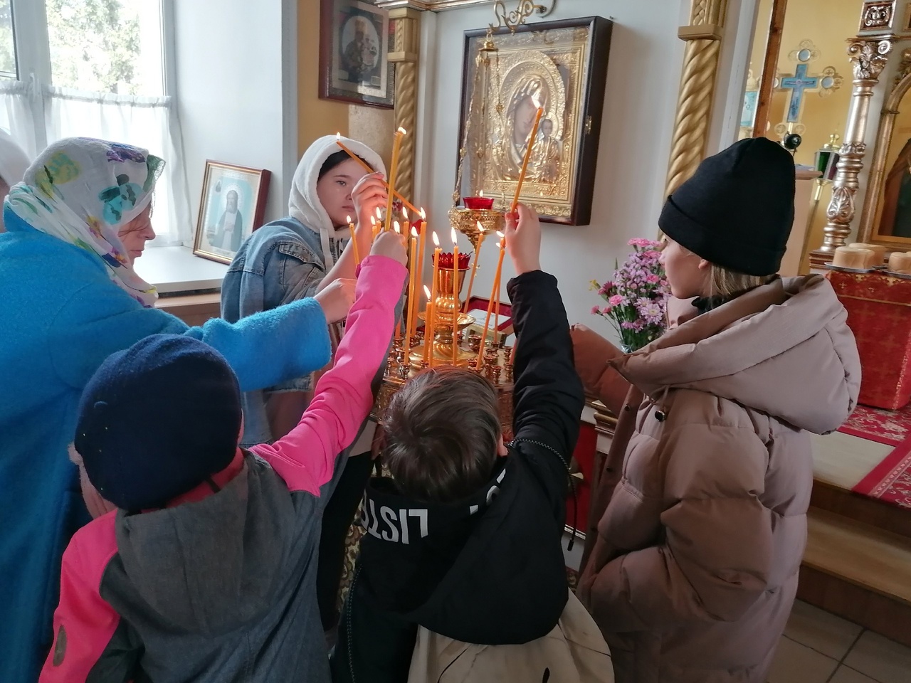 В День Победы школьники со своими родителями посетили Никольский храм