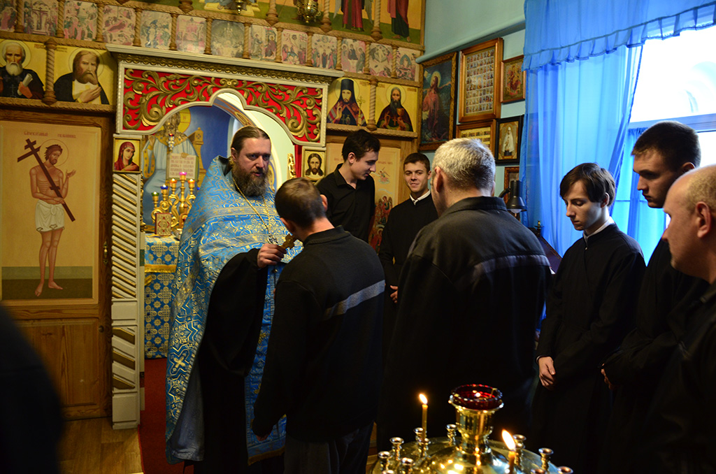 В день празднования иконы Божией Матери "Всех скорбящих радость" клирики нашего храма совершили божественную литургию в ИК-5