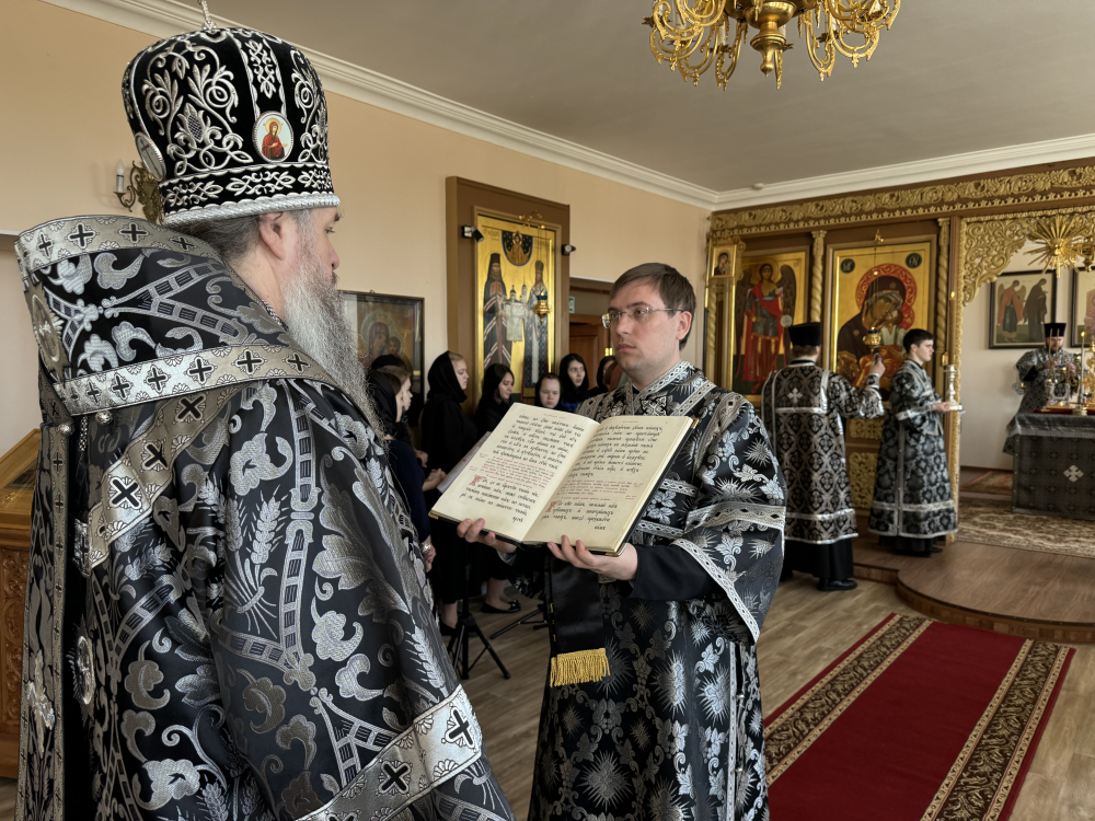 Протоиерей Александр Филиппов сослужил митрополиту Серафиму за Литургией Преждеосвященных Даров в храме святителя Иннокентия Иркутского при Пензенской духовной семинарии протоиерей