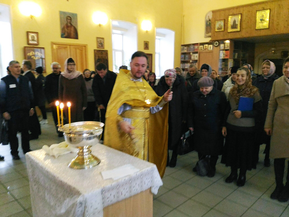 Протоиерей Александр Филиппов совершил водосвятный молебен с акафистом Божией Матери перед Ея чудотворным образом "Неупиваемая чаша"