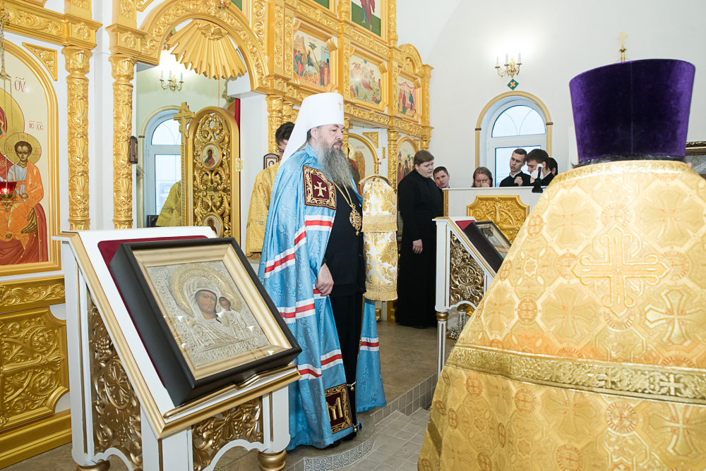 Протоиереи Александр Филиппов и Антоний Шварёв сослужили митрополиту Серафиму за литургией в Троицком храме в деревне Камайка