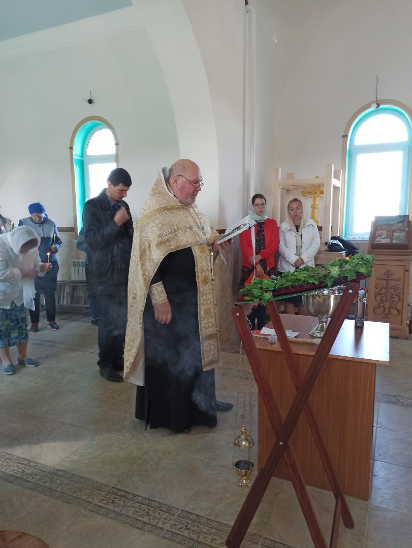 В строящемся храме в честь Святой Живоначальной Троицы в деревне Камайка был совершен водосвятный молебен
