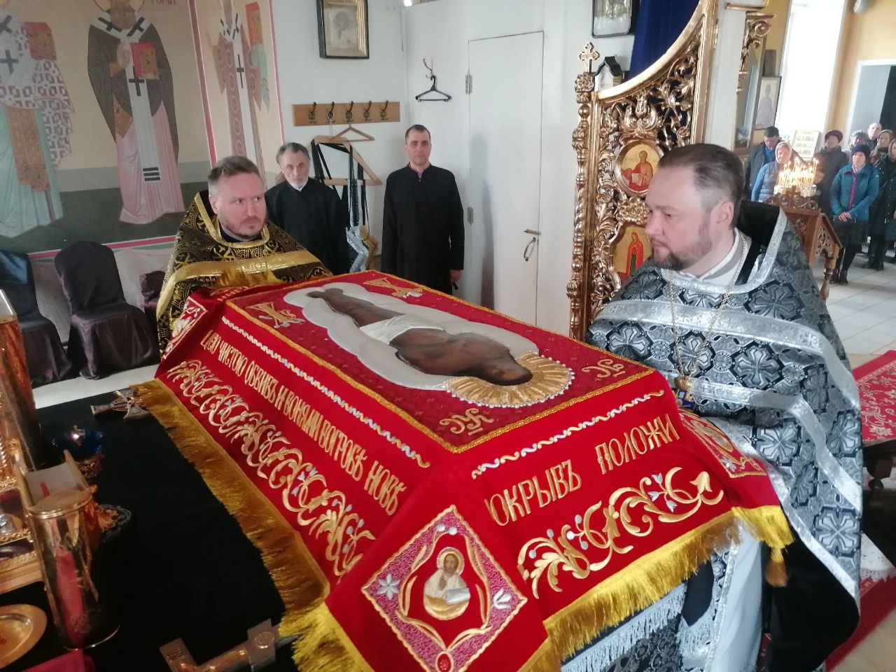 В Великий Пяток протоиерей Александр Филиппов совершил вечерню с выносом Плащаницы Спасителя