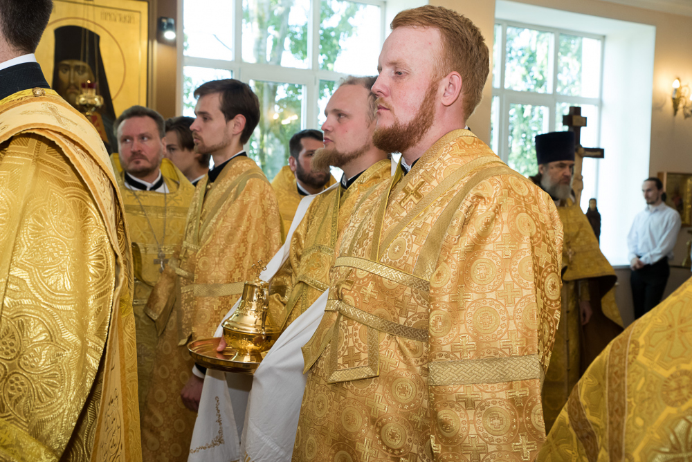 Протоиерей Александр Филиппов сослужил митрополиту Серафиму за литургией в храме святителя Иннокентия Иркутского при семинарии