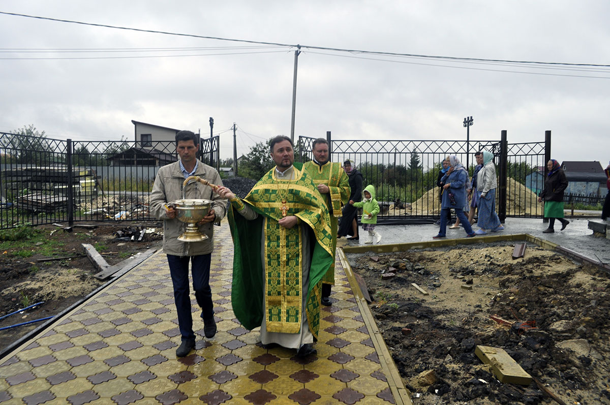 В строящемся храме в честь Святой Живоначальной Троицы в деревне Камайка был совершен водосвятный молебен
