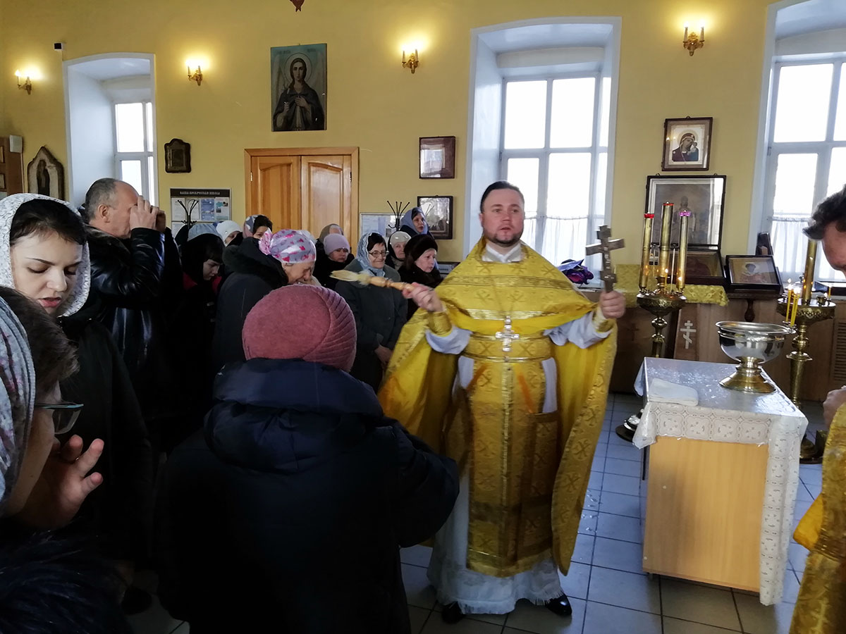 Протоиерей Александр Филиппов совершил литургию и водосвятный молебен с акафистом святителю Николаю Чудотворцу 