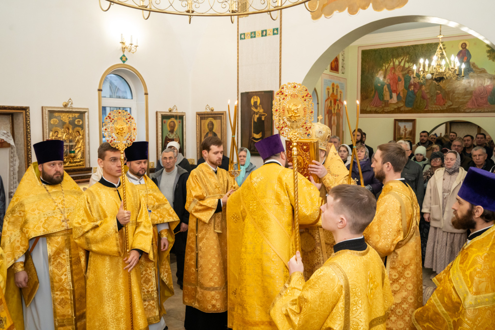 В Неделю 22-ю по Пятидесятнице митрополит Серафим совершил литургию в Троицком храме деревни Камайка