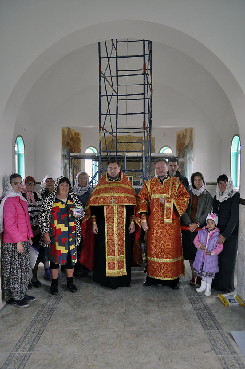 В строящемся храме в честь Святой Живоначальной Троицы в деревне Камайка был совершен водосвятный молебен