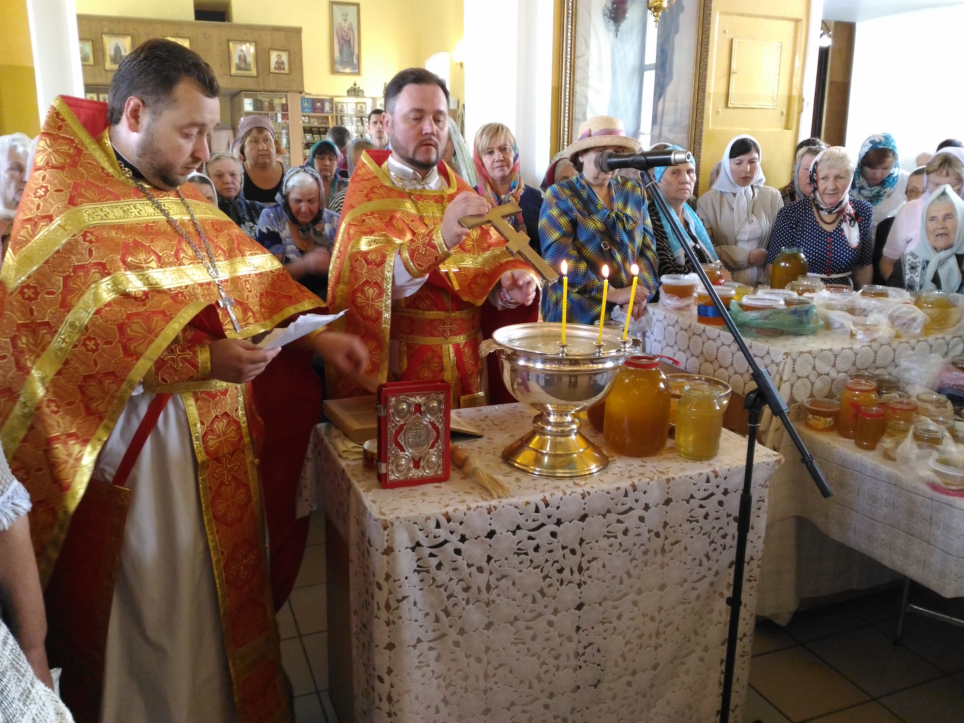 Праздник Происхождения (изнесения) Честных Древ Животворящего Креста Господня