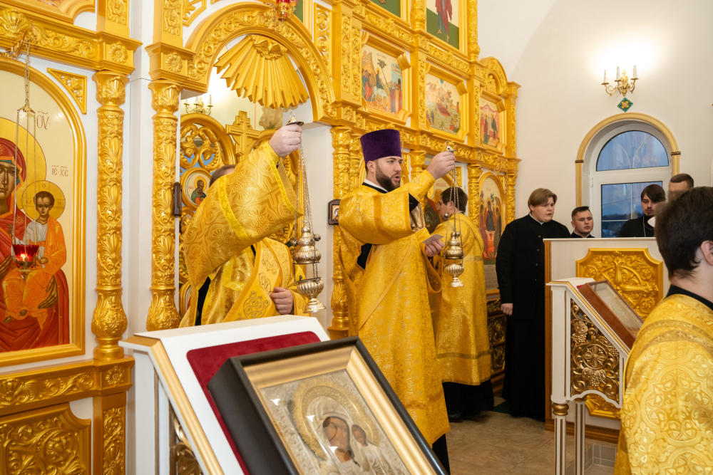 В Неделю 22-ю по Пятидесятнице митрополит Серафим совершил литургию в Троицком храме деревни Камайка