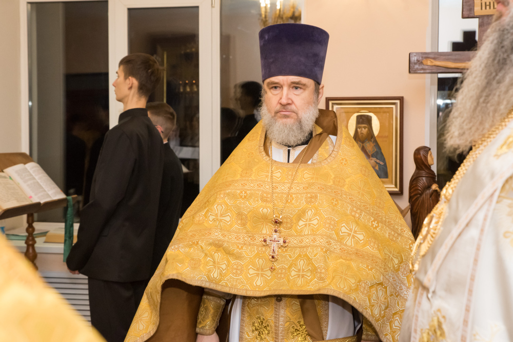 Протоиерей Александр Филиппов сослужил митрополиту Серафиму за  литургией в храме Иннокентия Иркутского при семинарии 