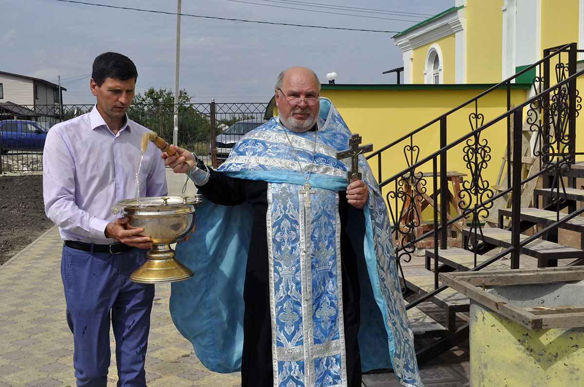 В строящемся храме в честь Святой Живоначальной Троицы в деревне Камайка был совершен молебен