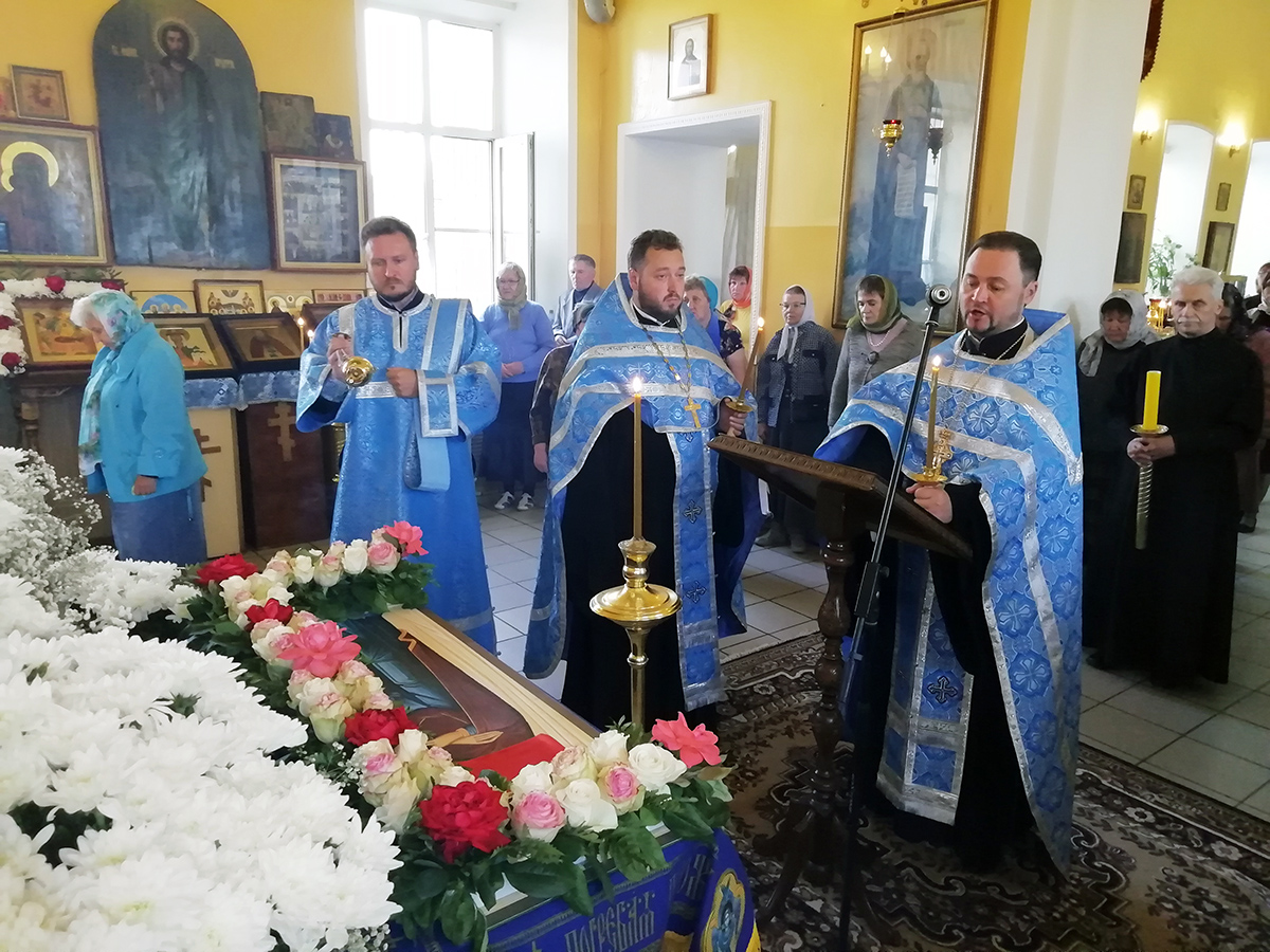 Всенощное бдение с чином Погребения Плащаницы Богородицы