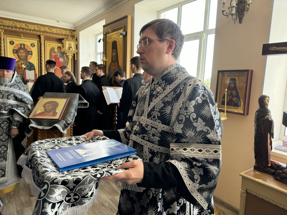 Протоиерей Александр Филиппов сослужил митрополиту Серафиму за Литургией Преждеосвященных Даров в храме святителя Иннокентия Иркутского при Пензенской духовной семинарии протоиерей