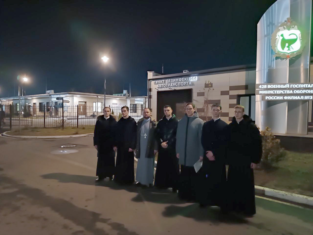 Священники и семинаристы посетили раненых во время специальной военной операции бойцов