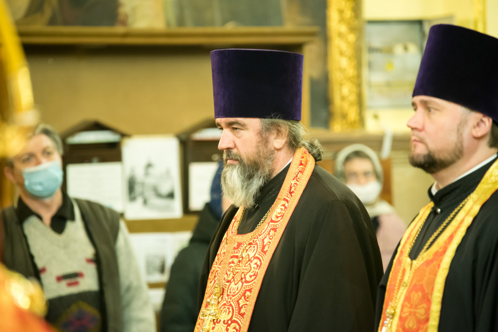 Митрополит Серафим и епископ Митрофан совершили всенощное бдение в Успенском соборе Пензы