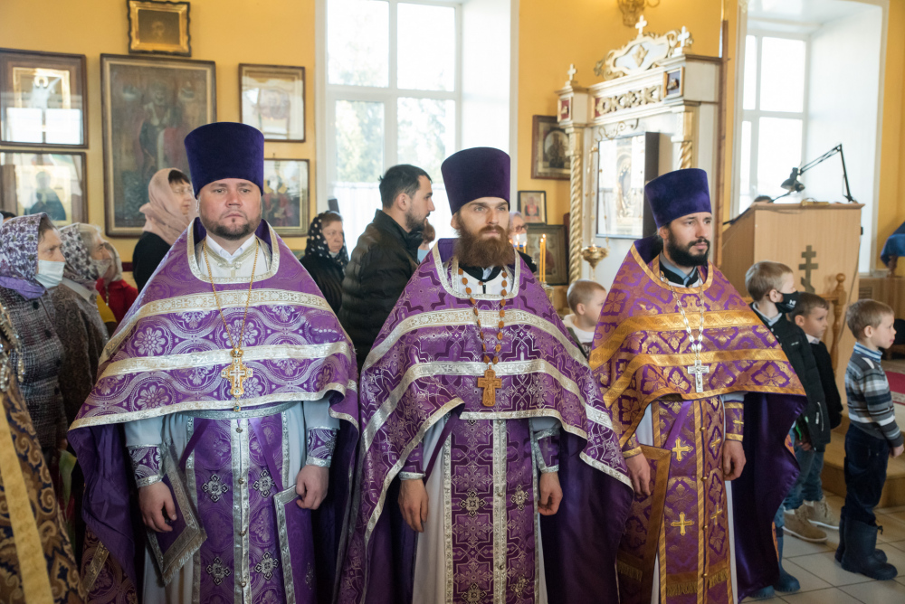 В Неделю Крестопоклонную митрополит Серафим совершил Литургию в нашем храме