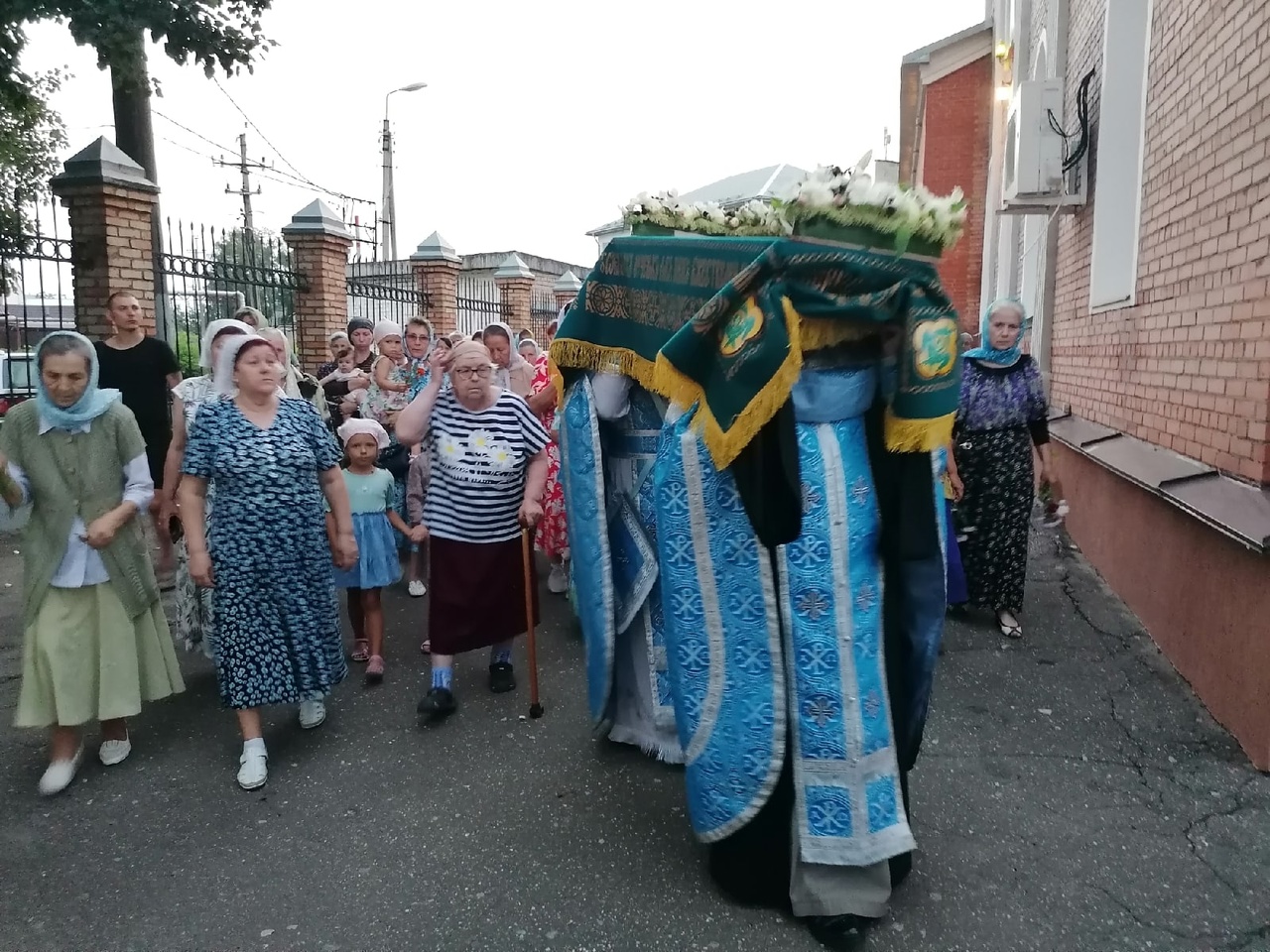 Всенощное бдение с чином Погребения Плащаницы Пресвятой Богородицы