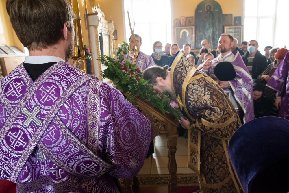  В Неделю Крестопоклонную митрополит Серафим совершил литургию в нашем храме