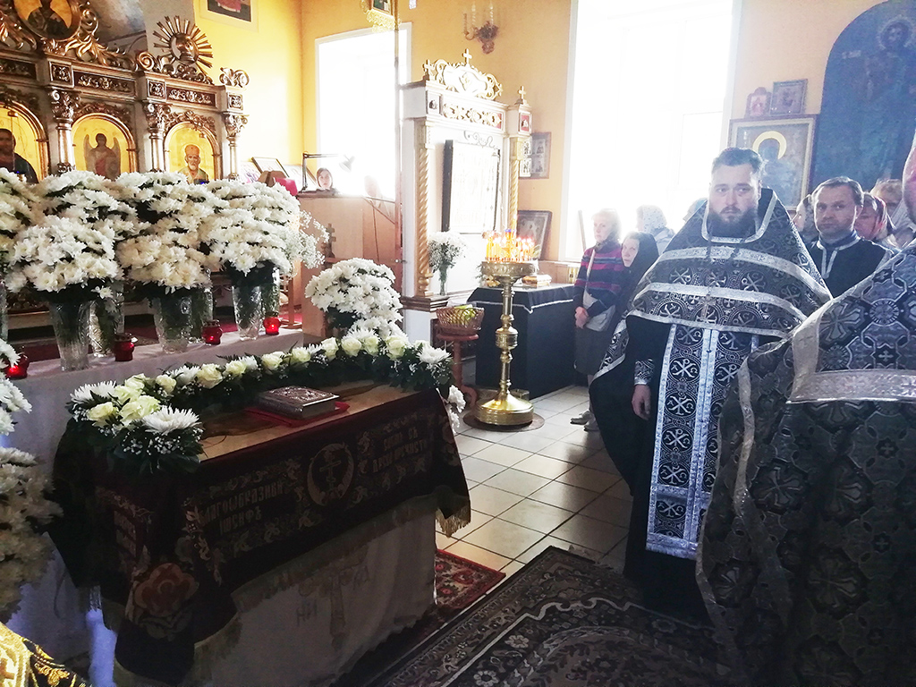В Великий Пяток протоиерей Александр Филиппов совершил вечерню с выносом Плащаницы Спасителя