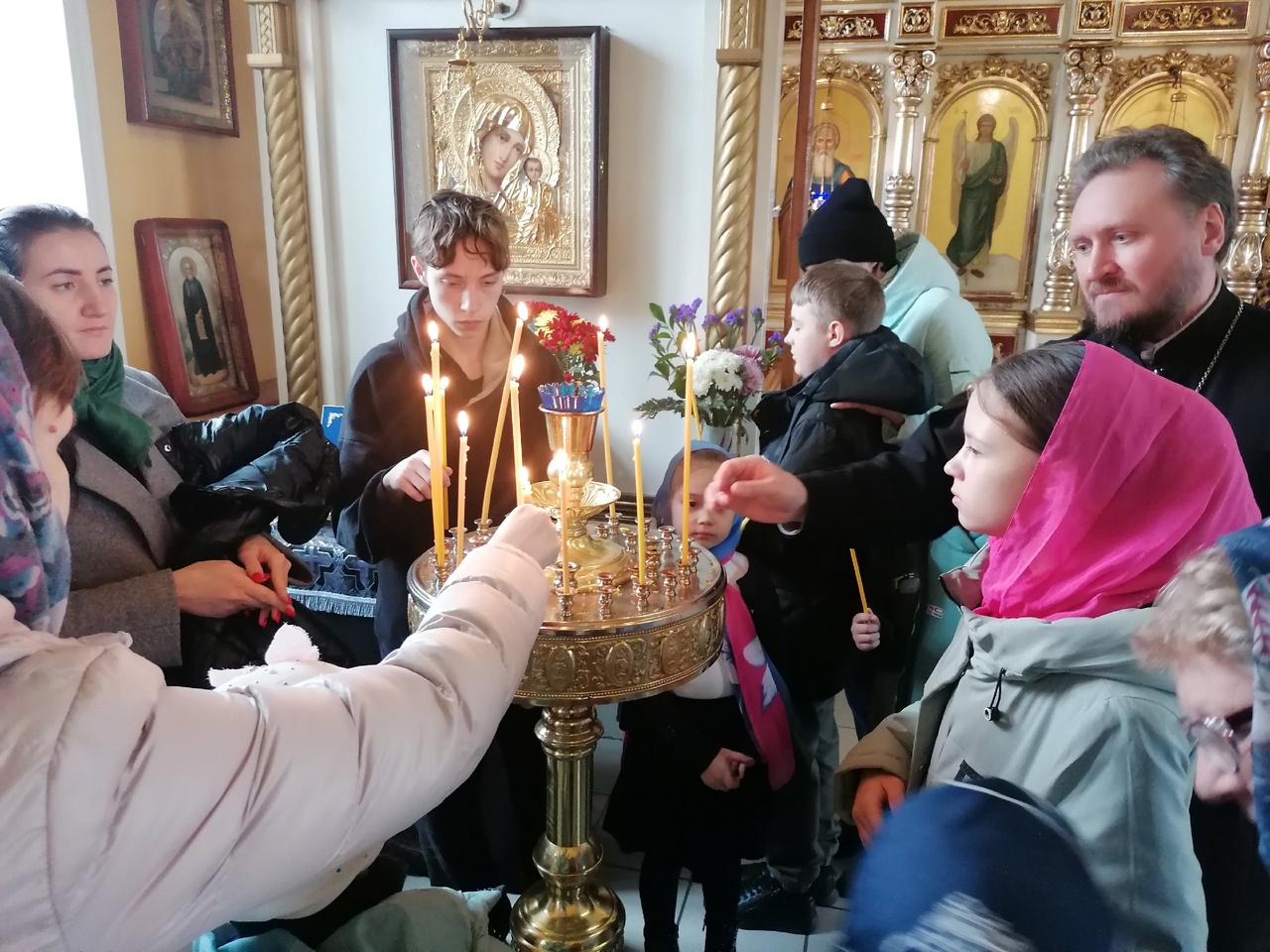 Иерей Сергий Карасёв встретился с учениками средней школы №1 города Спутник