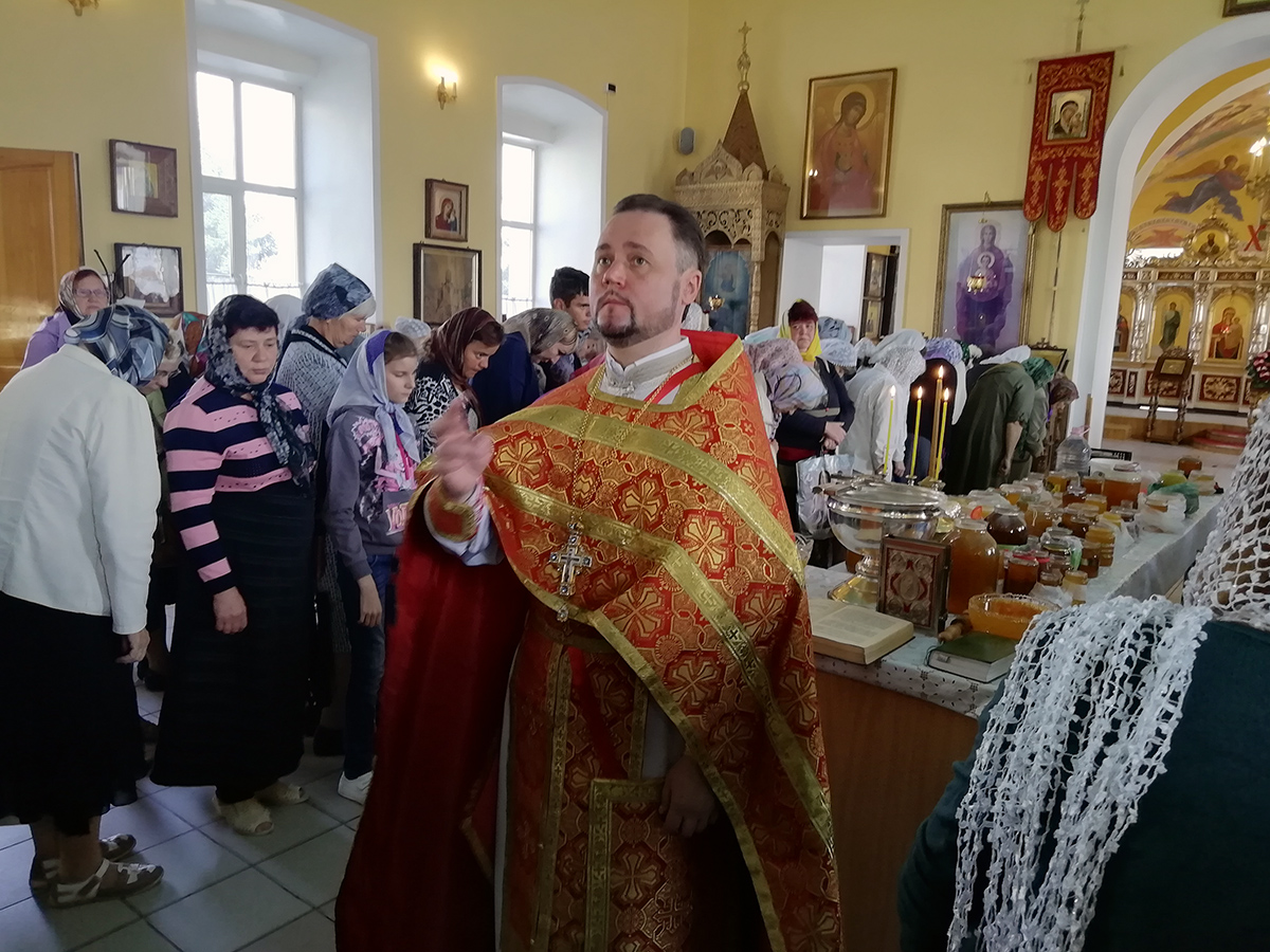 Празднование Происхождения (изнесения) Честных Древ Животворящего Креста Господня