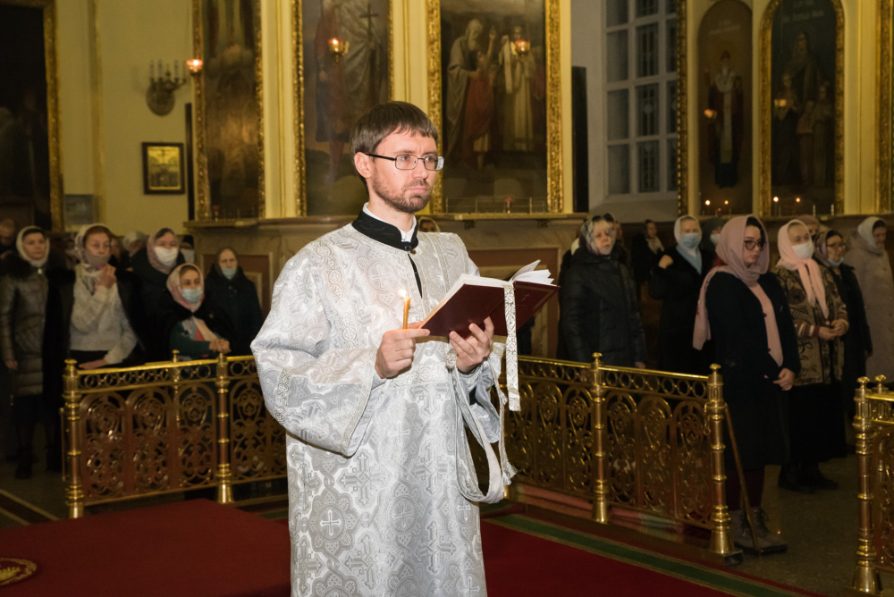 Митрополит Серафим и епископ Митрофан совершили всенощное бдение в Успенском соборе Пензы