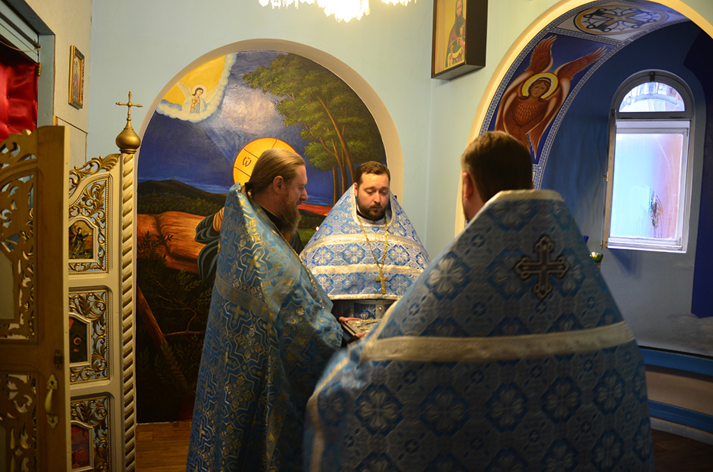 В день празднования иконы Божией Матери "Всех скорбящих радость" клирики нашего храма совершили божественную литургию в ИК-5