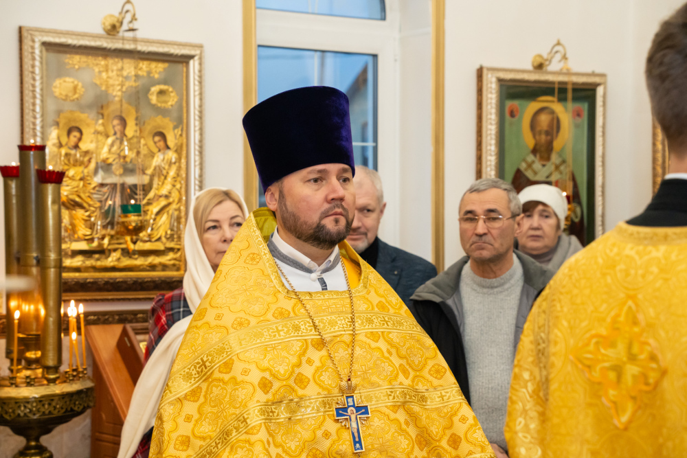 В Неделю 22-ю по Пятидесятнице митрополит Серафим совершил литургию в Троицком храме деревни Камайка