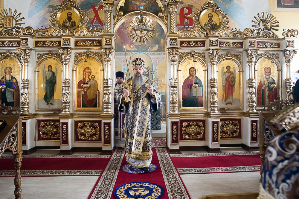 В Неделю Крестопоклонную митрополит Серафим совершил литургию в нашем храме