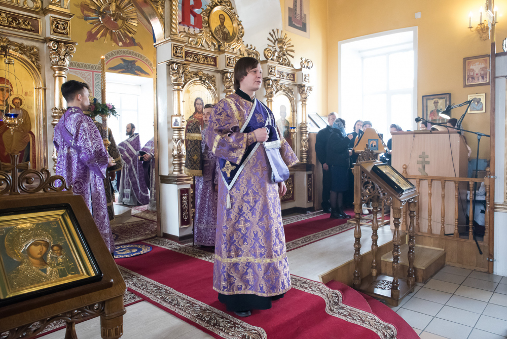  В Неделю Крестопоклонную митрополит Серафим совершил литургию в нашем храме