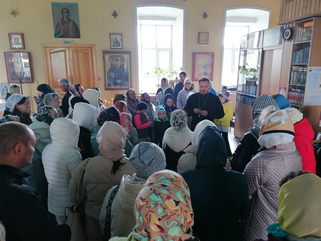 В День Победы школьники со своими родителями посетили Никольский храм