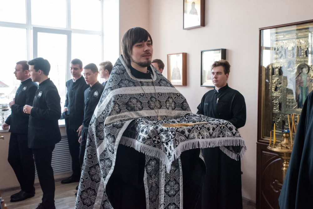 В понедельник первой седмицы Великого поста протоиерей Александр Филиппов сослужил митролиту Серафиму за великопостным богослужением в храме во имя святителя Иннокентия Иркутского при Пензенской духовной семинарии