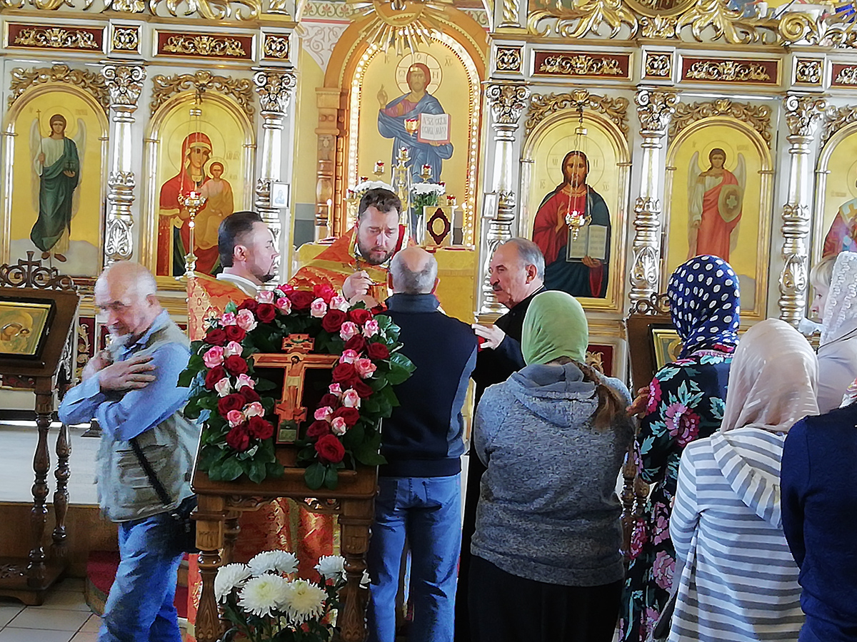 Празднование Происхождения (изнесения) Честных Древ Животворящего Креста Господня