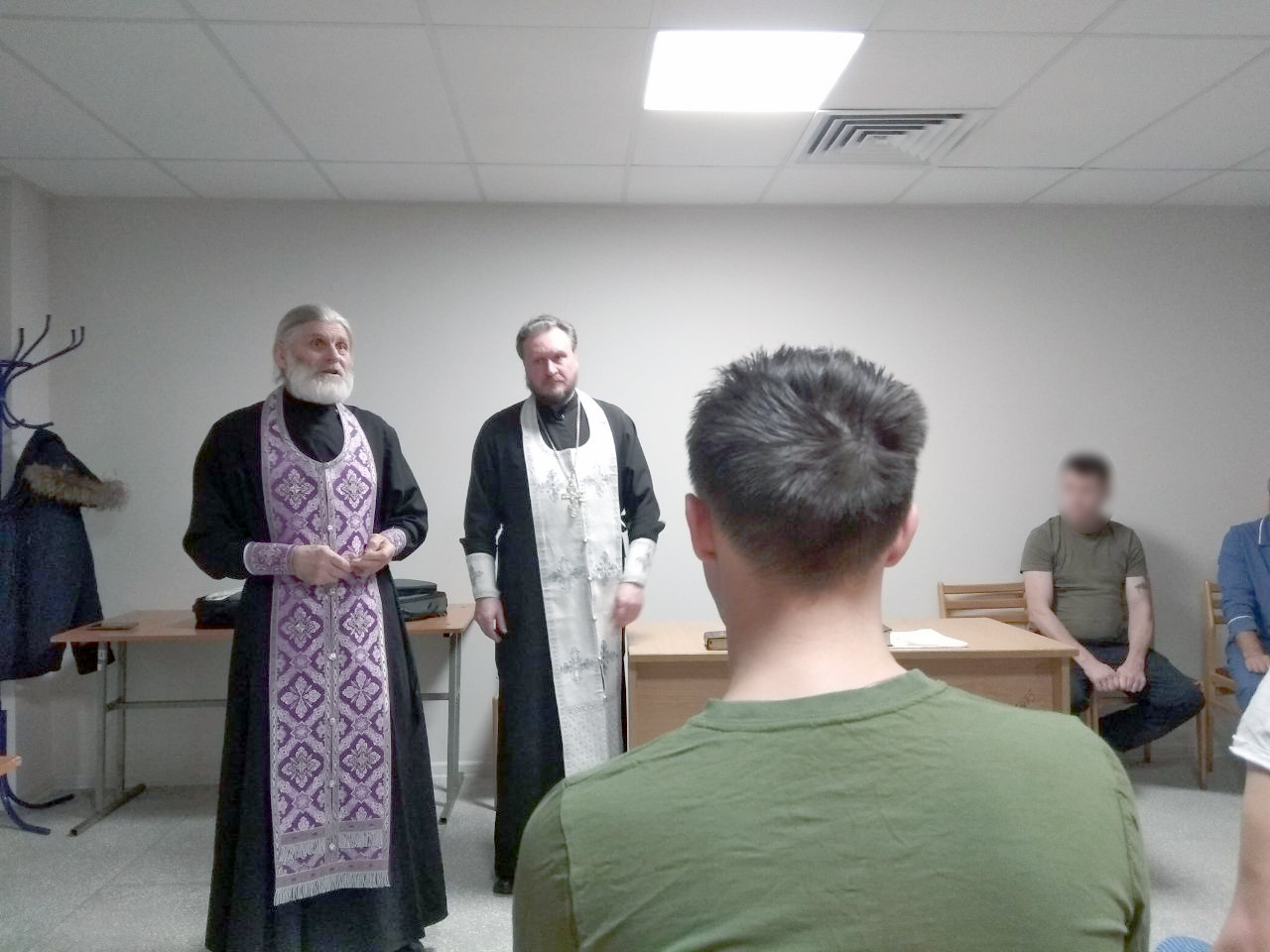 Священники посетили в госпитале раненных в СВО