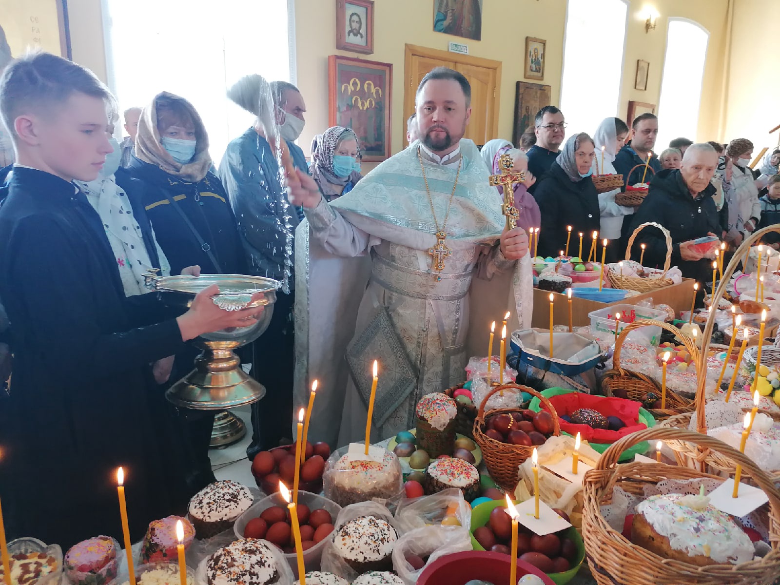 В Великую Субботу протоиерей Александр Филиппов совершил Литургию святителя Василия Великого