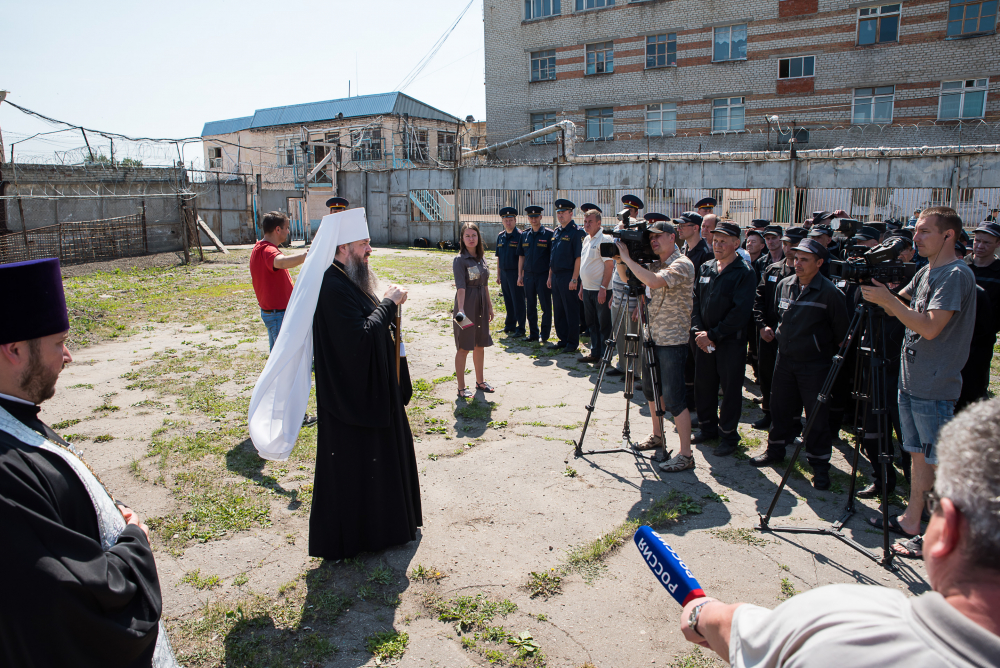 В ИК-7 митрополит Пензенский и Нижнеломовский Серафим освятил крест и купол для храма